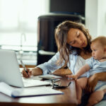 Carreira e maternidade: como manter a organização financeira