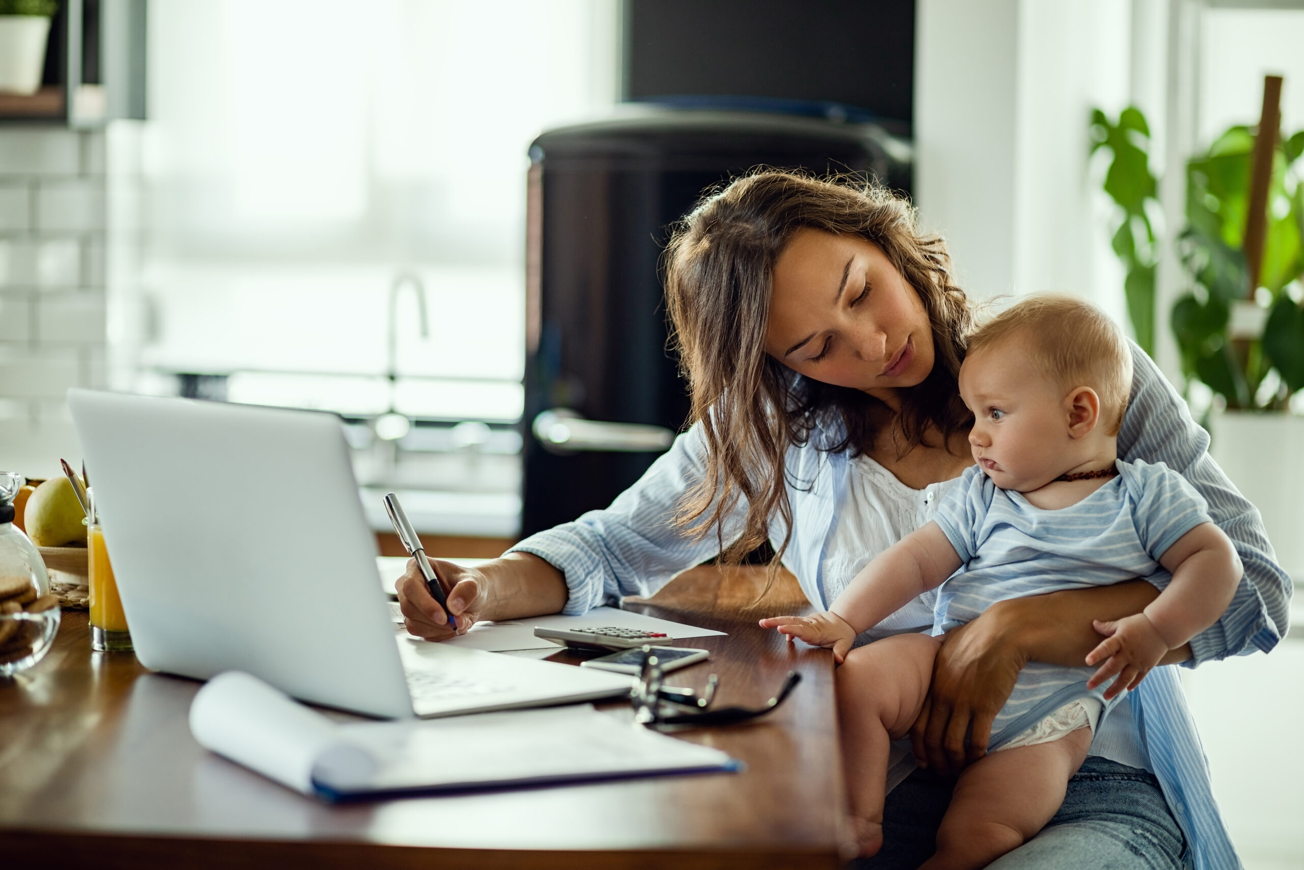 Carreira e maternidade: como manter a organização financeira