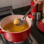 No Dia da Coxinha, faça esse salgado com “casquinha” crocante