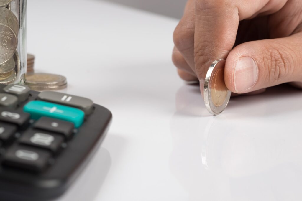 Quanto e como guardar dinheiro? Consultor orienta