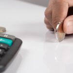 Quanto e como guardar dinheiro? Consultor orienta