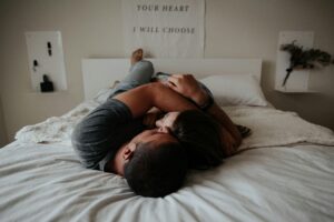 Liberdade tem classe? O que a não monogamia revela sobre desigualdade e gênero