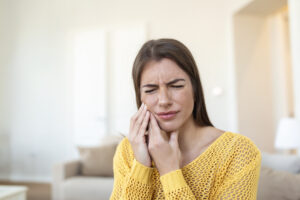 Especialista explica por que a inflamação pode avançar sem dor, quais sinais merecem atenção e quando tratamentos menos invasivos podem ajudar a preservar os dentes naturais