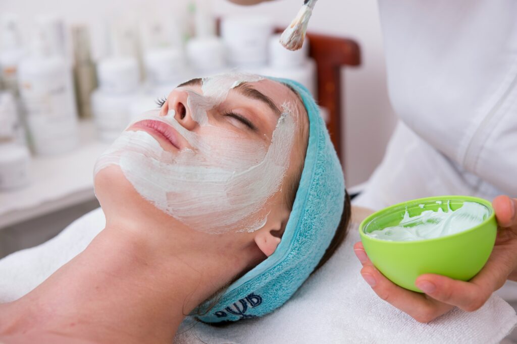 Conheça 5 benefícios do Peeling de Hollywood para o rosto