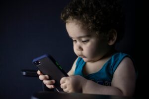 Entenda por que o excesso de telas prejudica o sono do bebê