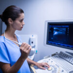 Devo fazer ultrassom ou mamografia para rastrear câncer de mama?