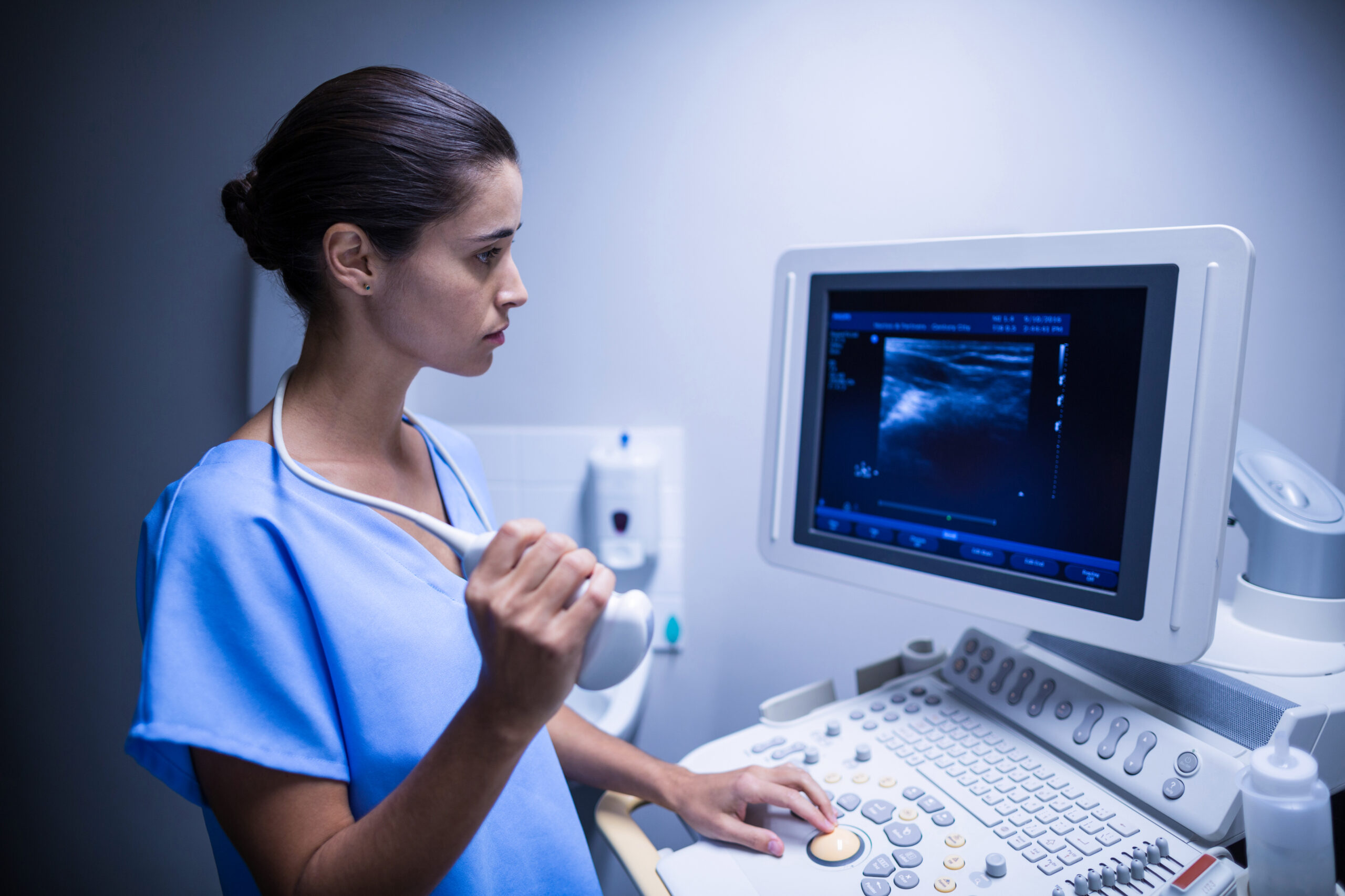 Devo fazer ultrassom ou mamografia para rastrear câncer de mama?