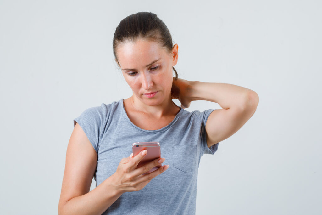 Uso excessivo do celular pode causar dores e desgastes nas mãos