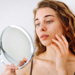 Skincare para pele acneica: 7 mitos e verdades