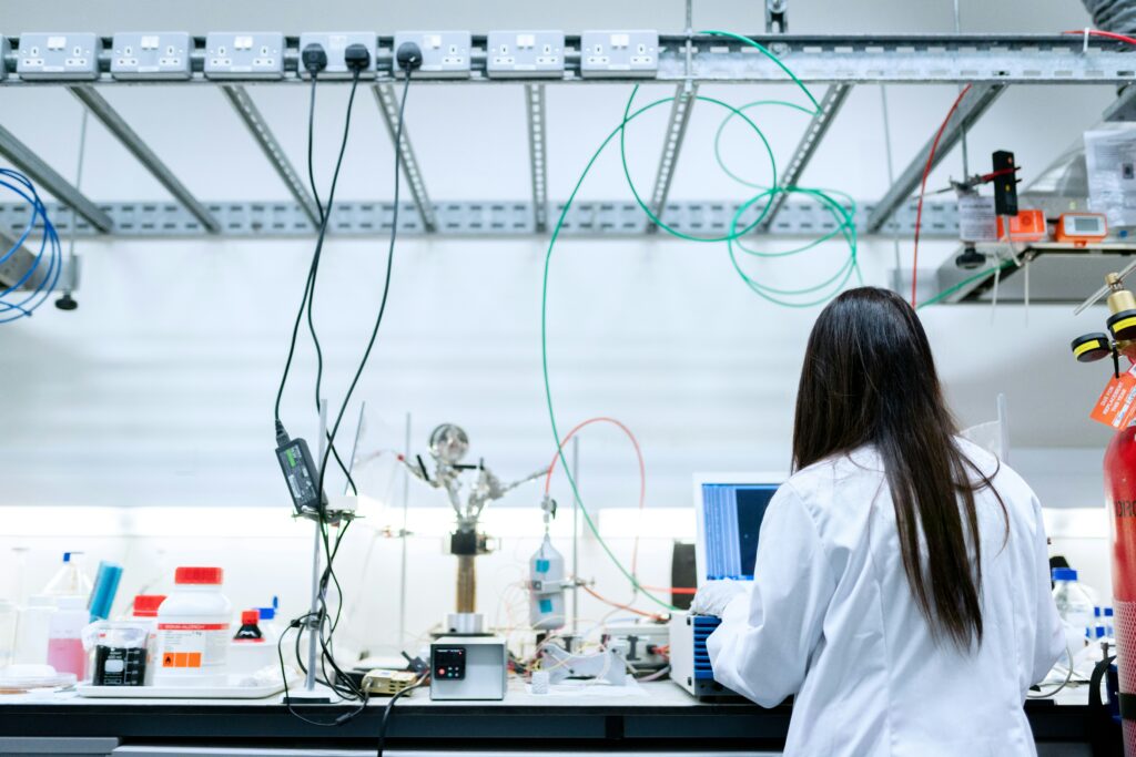 Fases 1, 2 e 3: Descubra como a ciência testa um medicamento