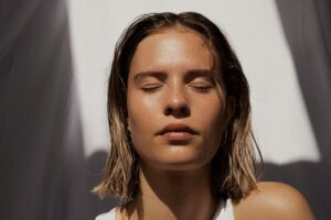 Dry brushing: técnica adotada por famosas pode fazer mal à pele