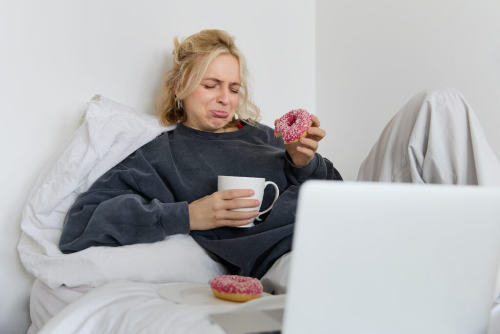 Comer tarde faz mal? Os riscos para glicemia, colesterol e peso