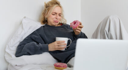 Comer tarde faz mal? Os riscos para glicemia, colesterol e peso