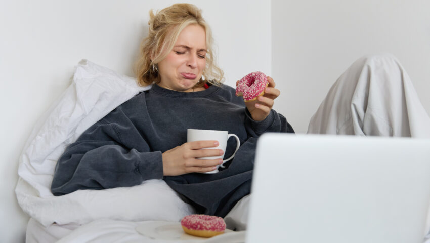 Comer tarde faz mal? Os riscos para glicemia, colesterol e peso