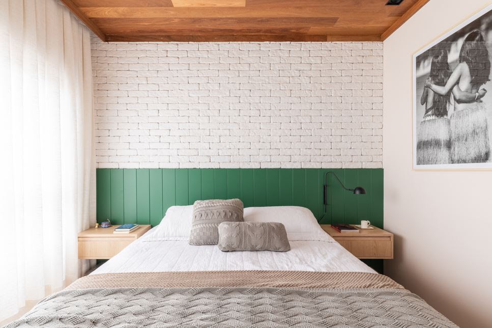 No dormitório projetado pelo arquiteto Bruno Moraes, a paleta combina tons serenos com a proposta de entregar acolhimento ao casal | Projeto BMA Studio | Foto: Guilherme Pucci