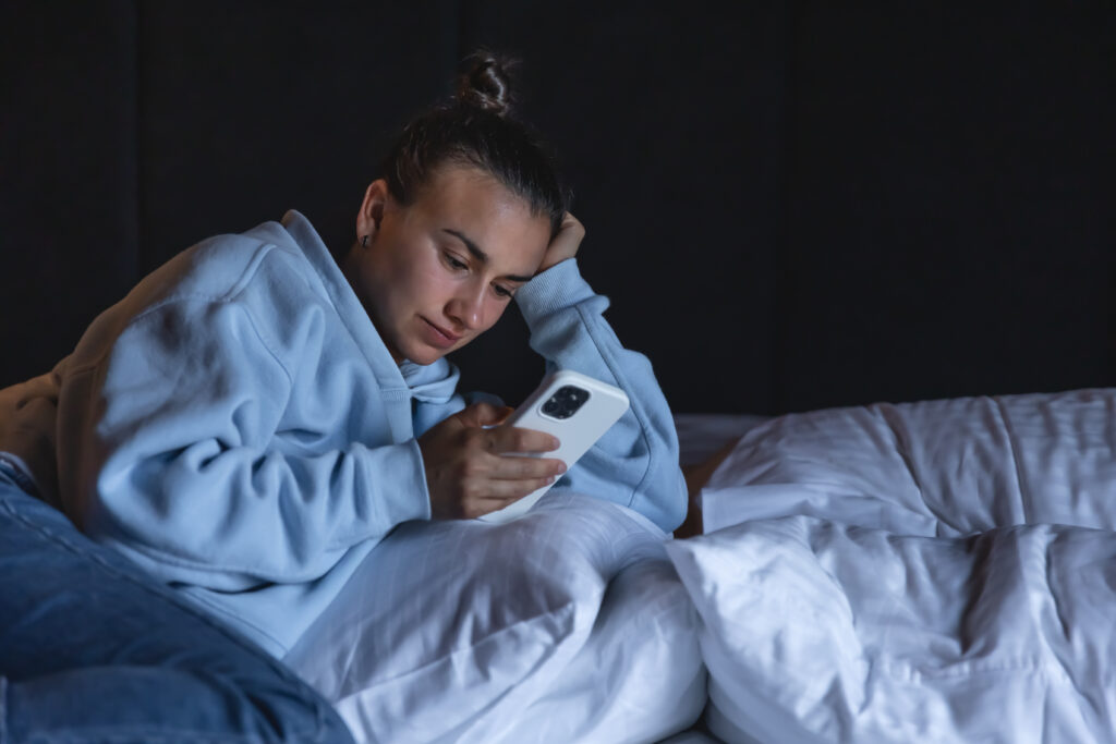 Celular na cama aumenta em 59% o risco de insônia, indica estudo