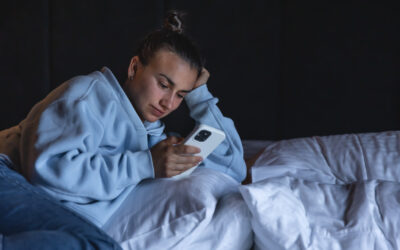 Celular na cama aumenta em 59% o risco de insônia, indica estudo