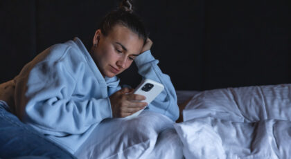 Celular na cama aumenta em 59% o risco de insônia, indica estudo