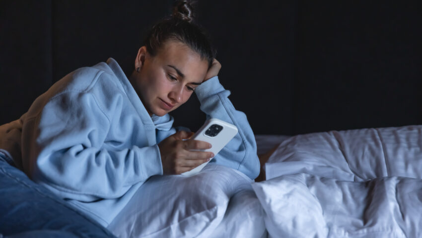 Celular na cama aumenta em 59% o risco de insônia, indica estudo