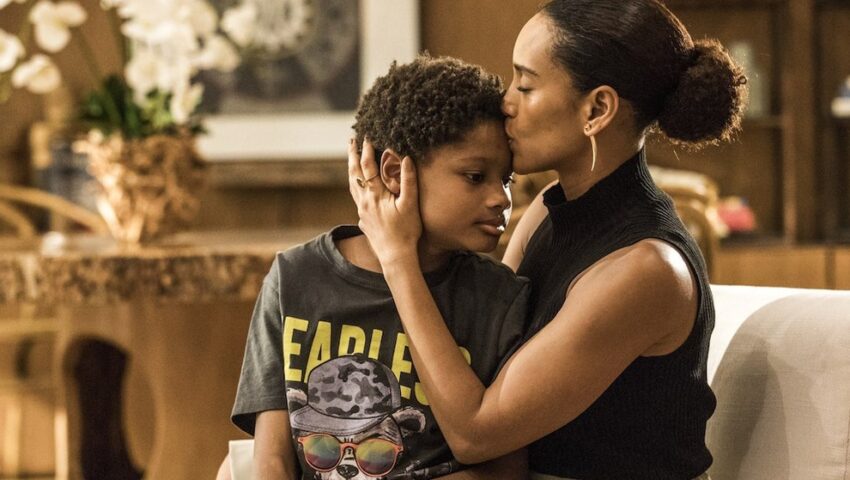 Vitória (Taís Araújo) com seu filho Tiago (Pedro Guilherme), na novela Amor de Mãe (2019) | Foto: Reprodução Internet