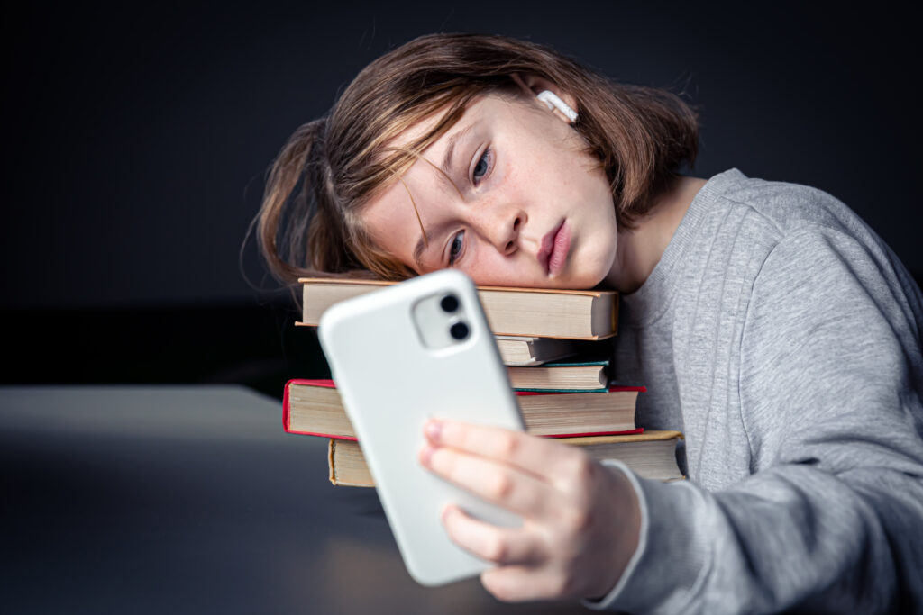 Excesso de redes sociais pode afetar diretamente sua saúde mental: saiba 5 efeitos negativos do uso exagerado das telas