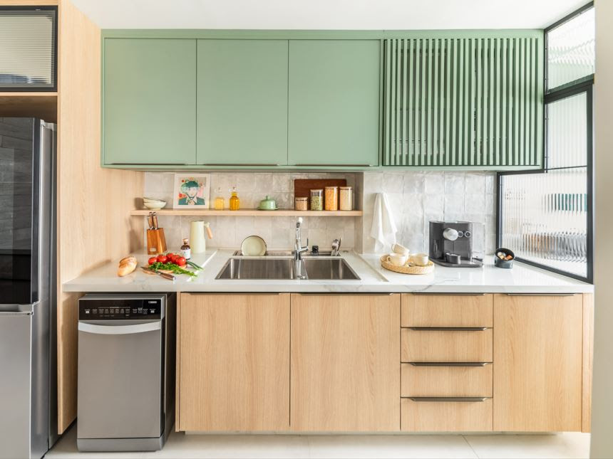 Neste projeto executado pelo arquiteto Bruno Moraes, a marcenaria planejada guarda o shaft elétrico do prédio, o aquecedor e um exaustor que é acionado em casos de vazamento, levando o gás para fora do apartamento | Projeto BMA Studio | Foto: Guilherme Pucci