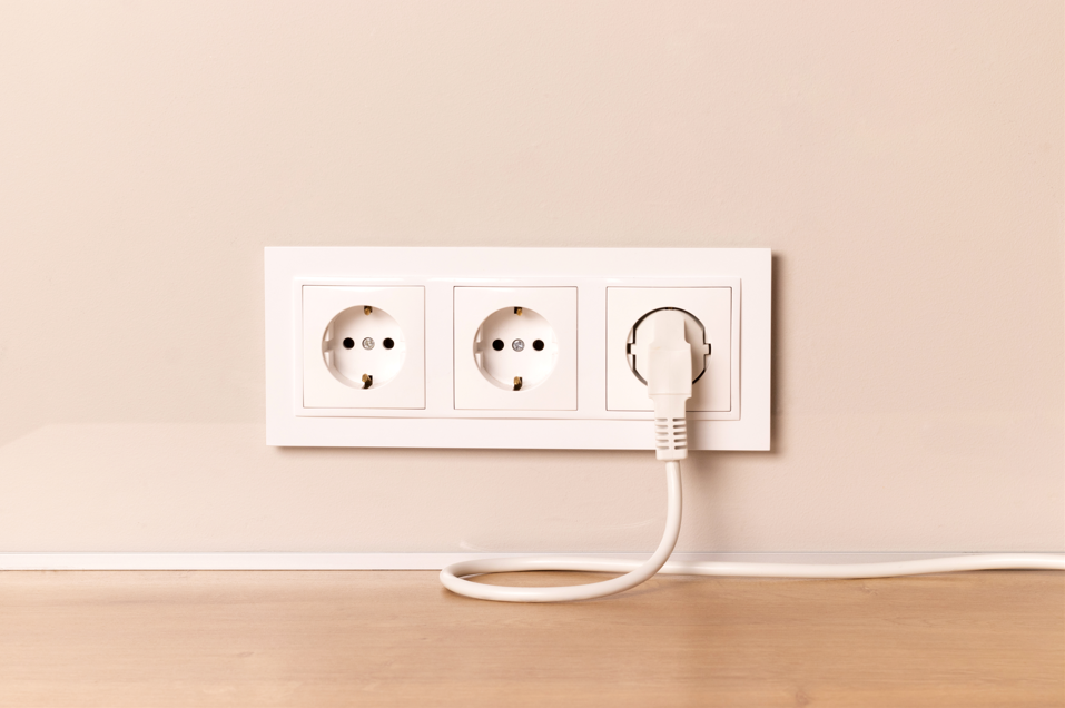 Para quem ainda têm dúvidas, o arquiteto Bruno Moraes assegura que uma instalação elétrica bem planejada e executada evita inconvenientes e possibilita um duradouro funcionamento dos dispositivos elétricos da casa | Foto: Envato Elements